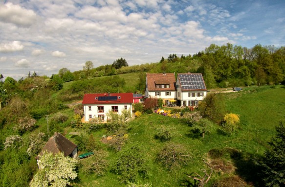 links Ferienhaus, rechts Parkplatz